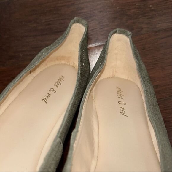Violet & Red Ballet Flat Green Suede Leather
Shoes(Size 8.5M) - Picture 8 of 9
